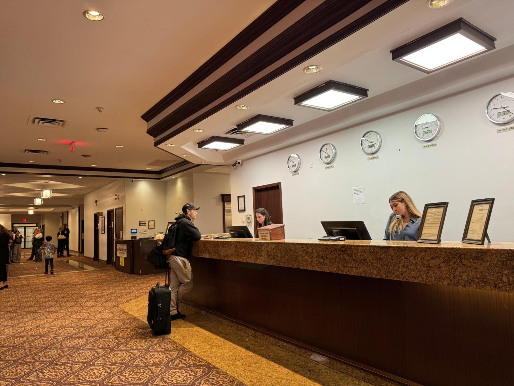 Divya Sutra Plaza And Conference Centre Calgary Airport Hotel Exterior foto