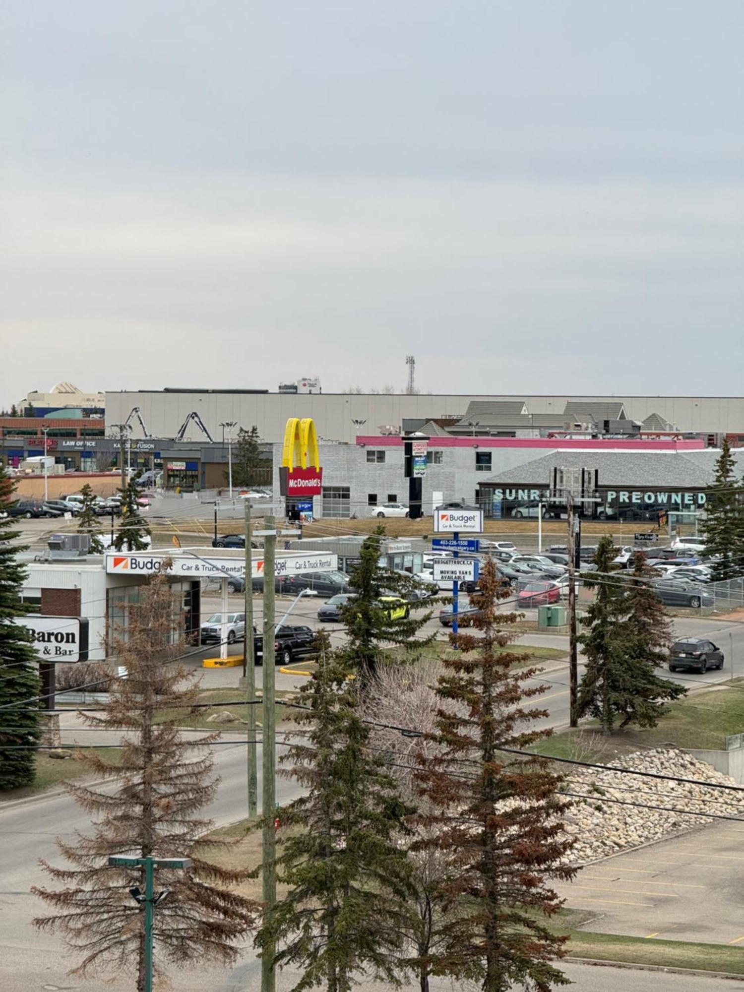 Divya Sutra Plaza And Conference Centre Calgary Airport Hotel Exterior foto