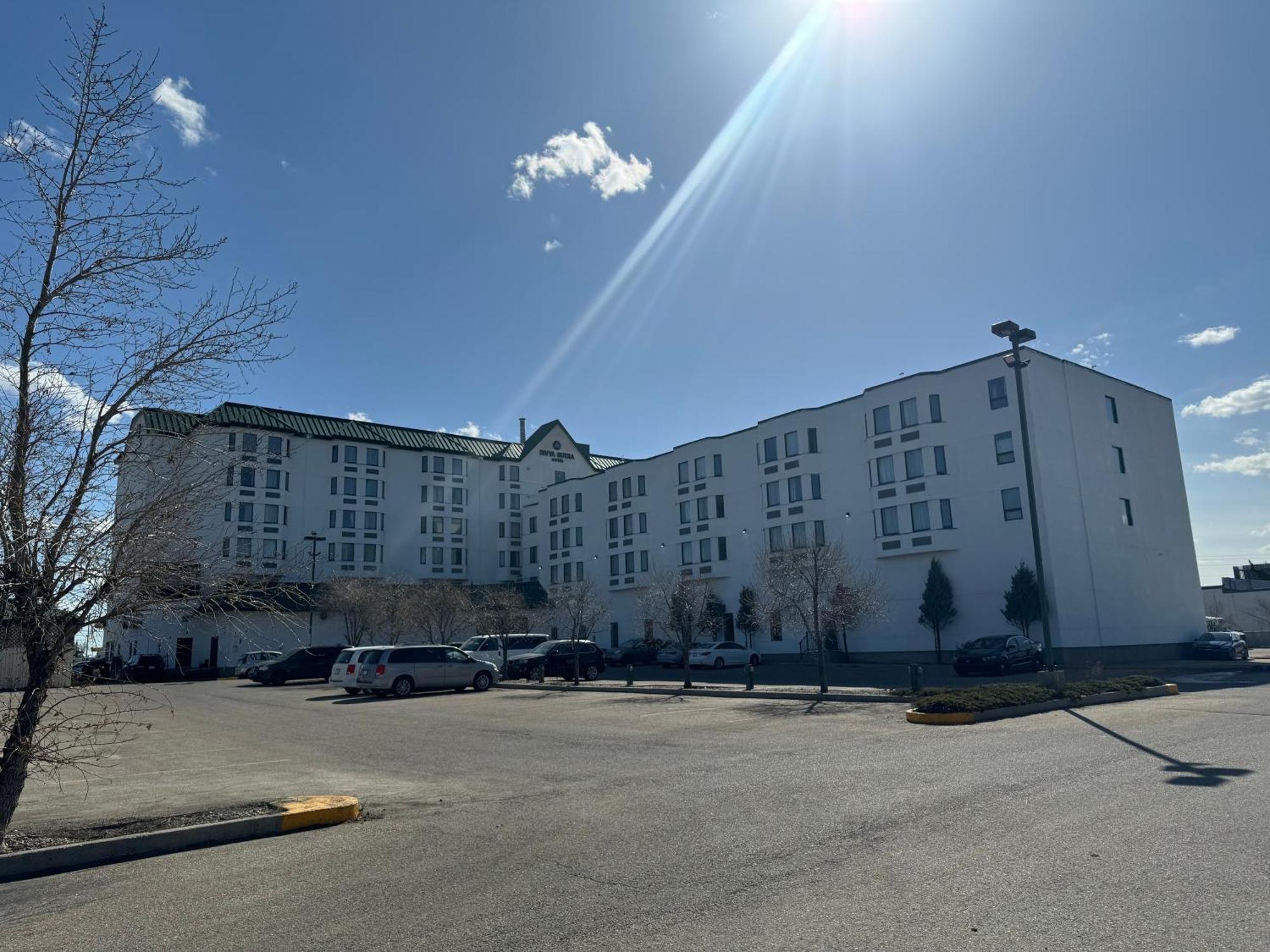 Divya Sutra Plaza And Conference Centre Calgary Airport Hotel Exterior foto