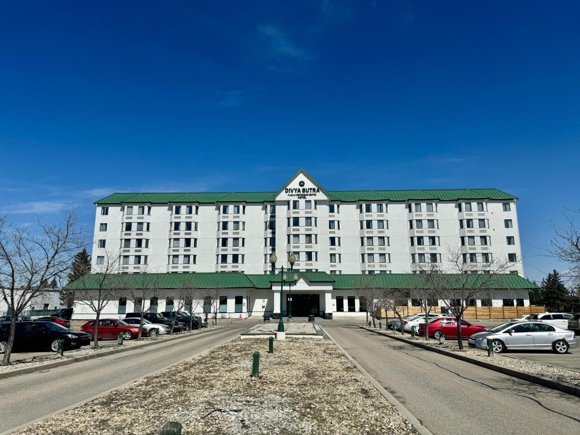 Divya Sutra Plaza And Conference Centre Calgary Airport Hotel Exterior foto