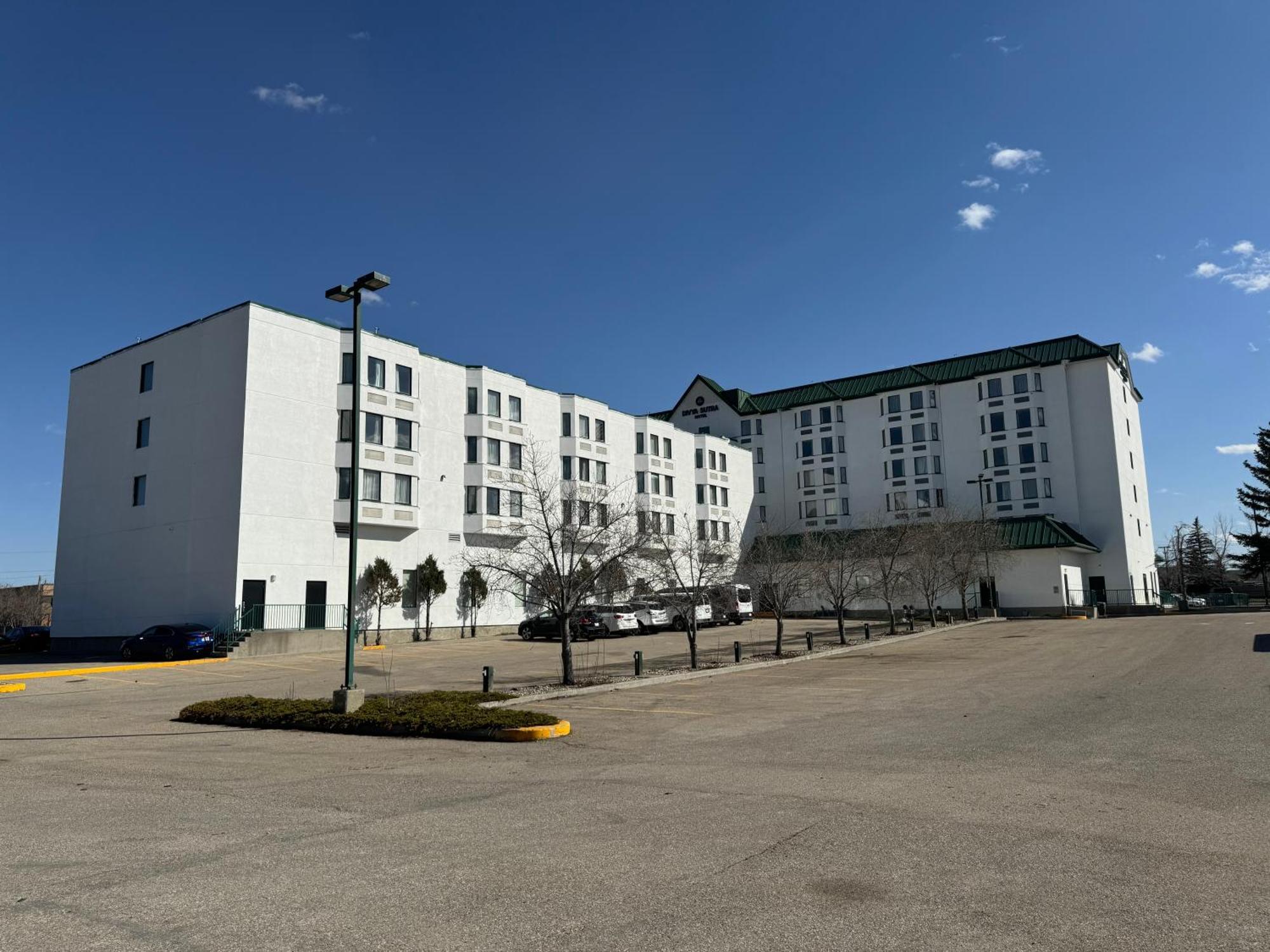 Divya Sutra Plaza And Conference Centre Calgary Airport Hotel Exterior foto