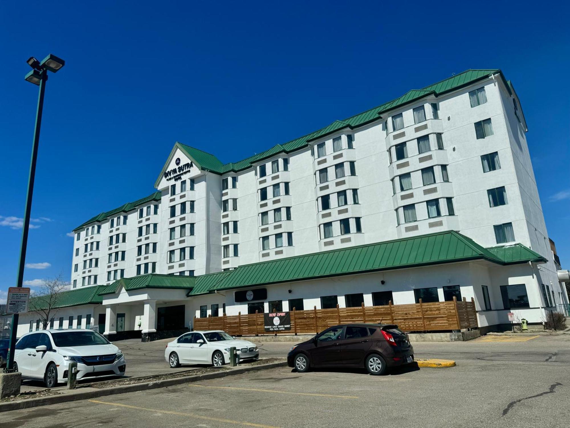 Divya Sutra Plaza And Conference Centre Calgary Airport Hotel Exterior foto