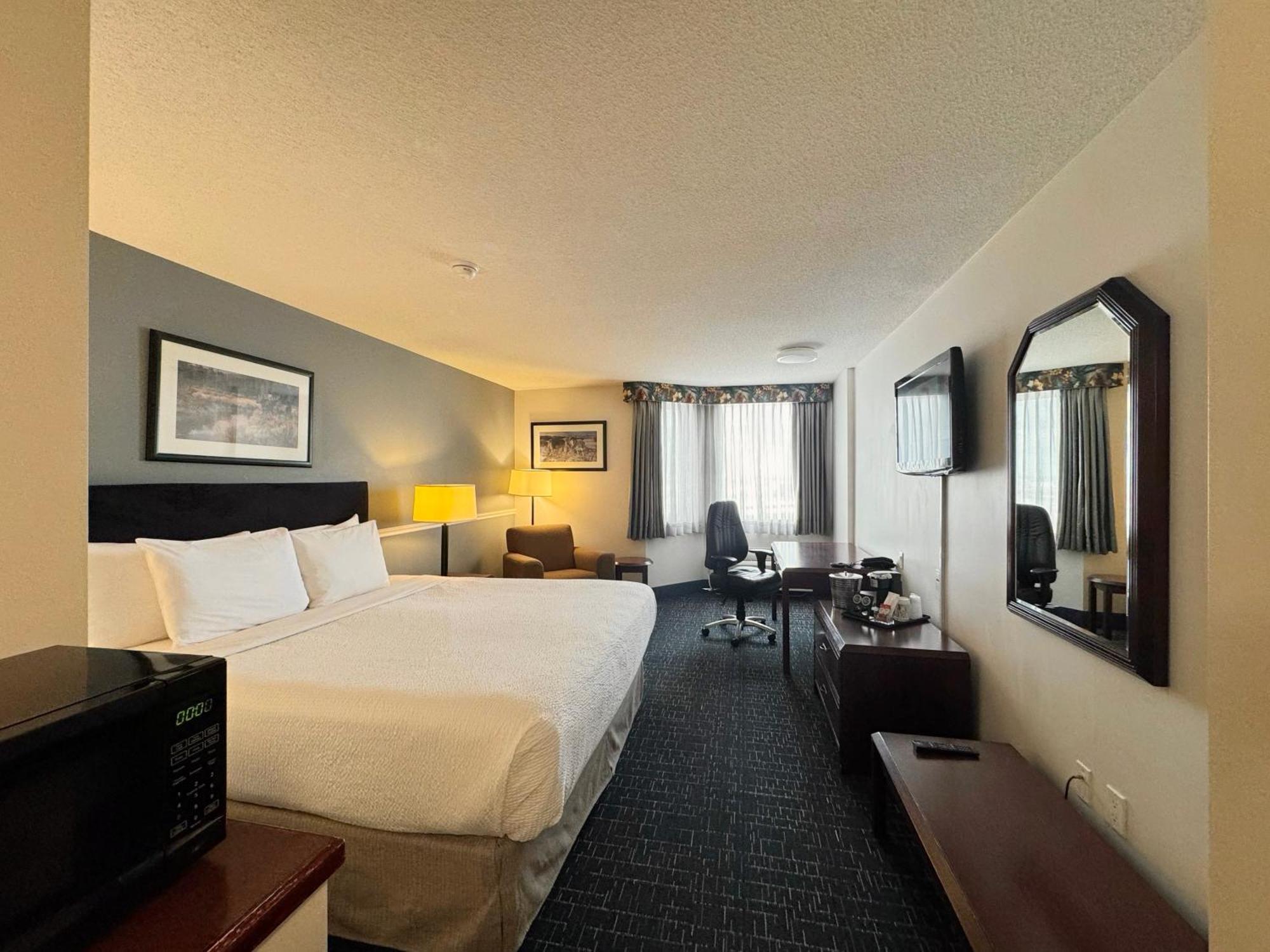 Divya Sutra Plaza And Conference Centre Calgary Airport Hotel Exterior foto