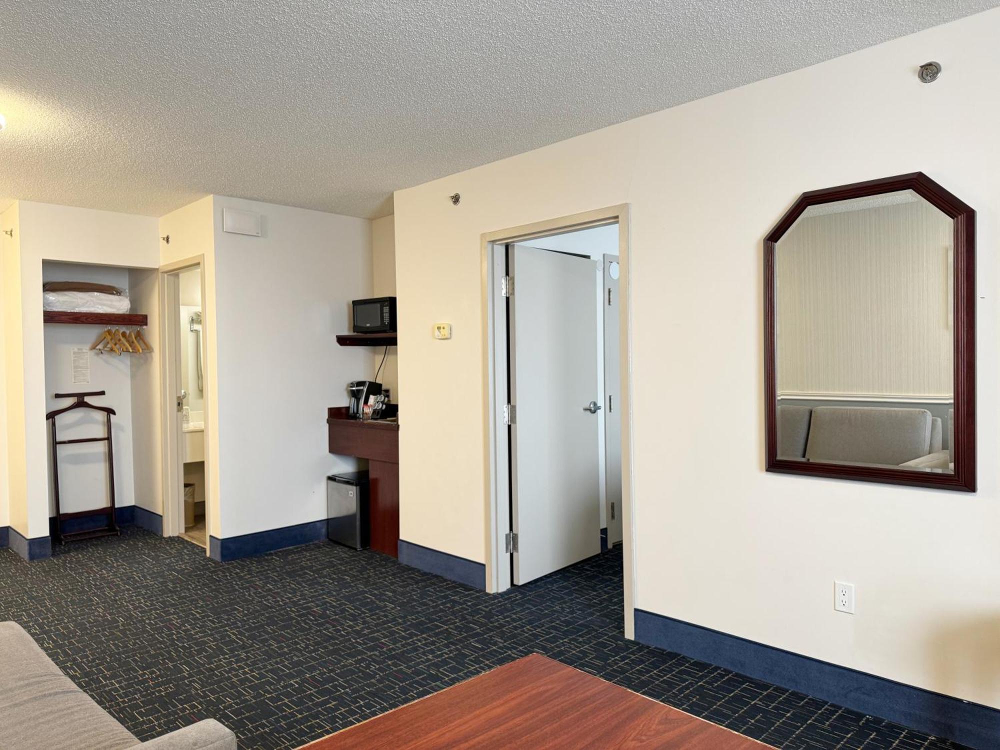 Divya Sutra Plaza And Conference Centre Calgary Airport Hotel Exterior foto