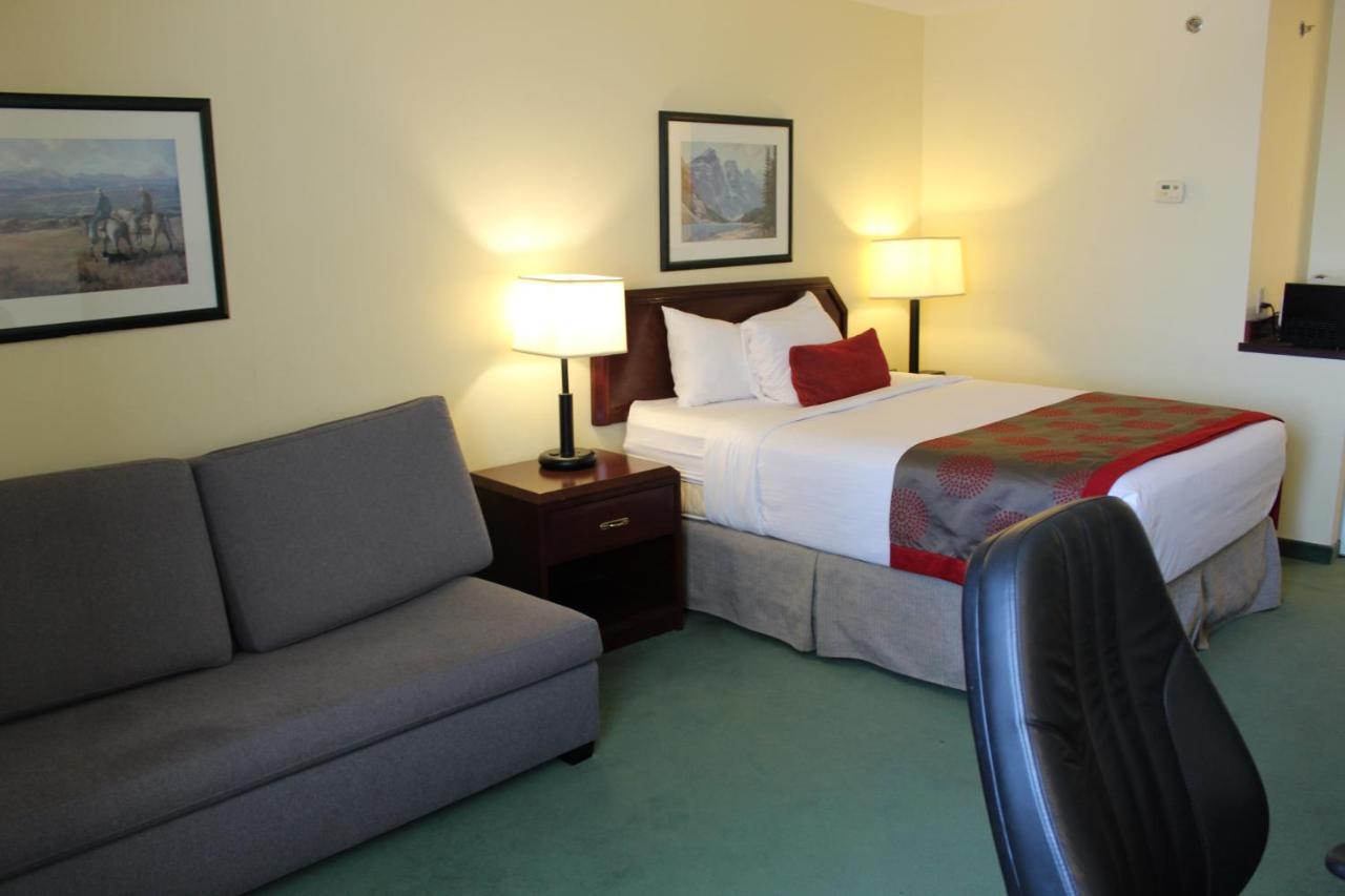 Divya Sutra Plaza And Conference Centre Calgary Airport Hotel Exterior foto